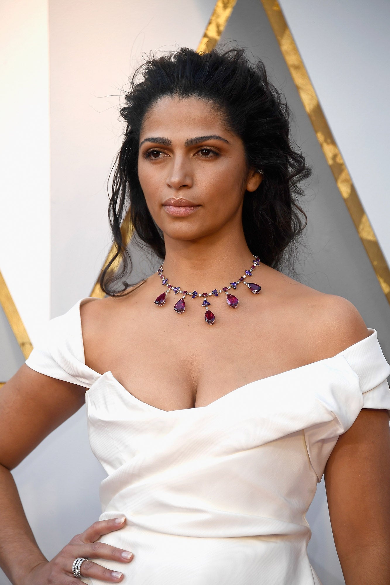 Camila Alves lució una trenza semideshecha y con mucho volumen en las raíces, y se apuntó a la tendencia del 'no make up' con piel bronceada y labios con brillo.