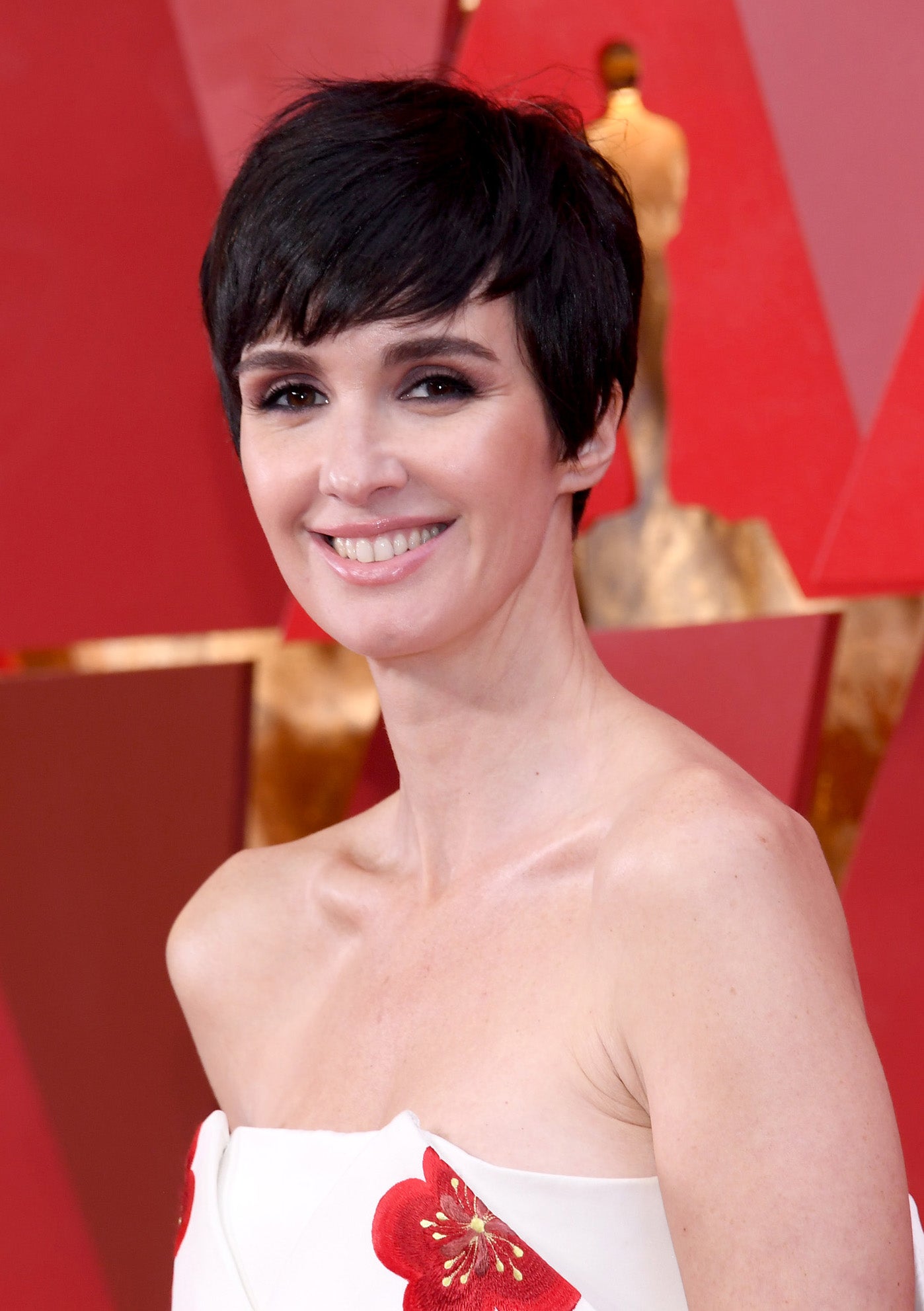 Paz Vega posó en la alfombra roja con su pixie con flequillo. Su maquillaje, muy natural, con ojos delineados con lápiz negro y sombras en tono teja.