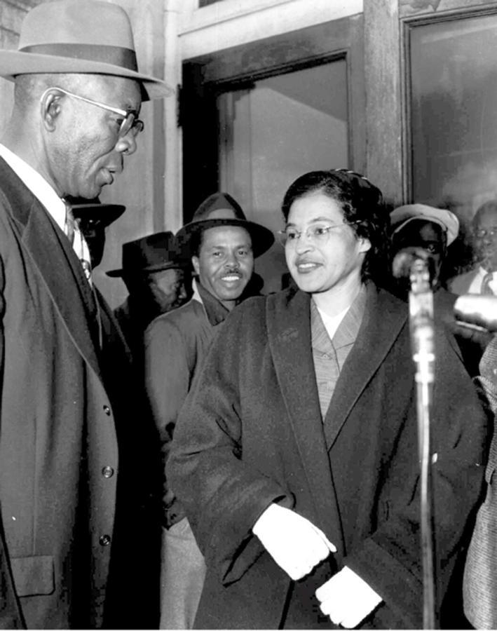 Rosa Parks marcó un hito en la historia de la segregación racial cuando se negó a ceder el asiento en un autobus a un hombre blanco en Estados Unidos