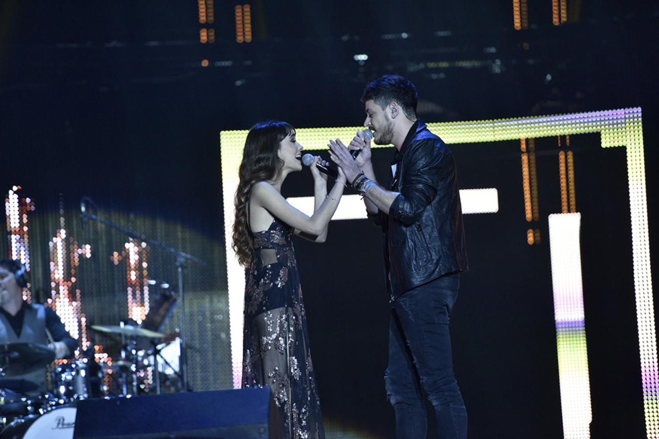 Aitana y Cepeda cantan 'No puedo vivir sin ti' en la gira de OT 2017.
