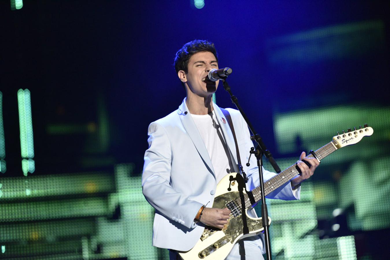 Alfred interpreta una canción en solitario durante la gira de OT.