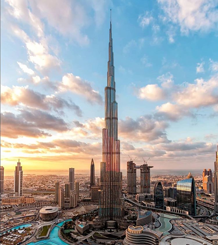 Armani Hotel Dubai en el Burj Khalifa: 838 mil seguidores. ¿Alojarte en el edificio más alto de Dubai? ¡Es posible! Foto: @alphaspotting.
