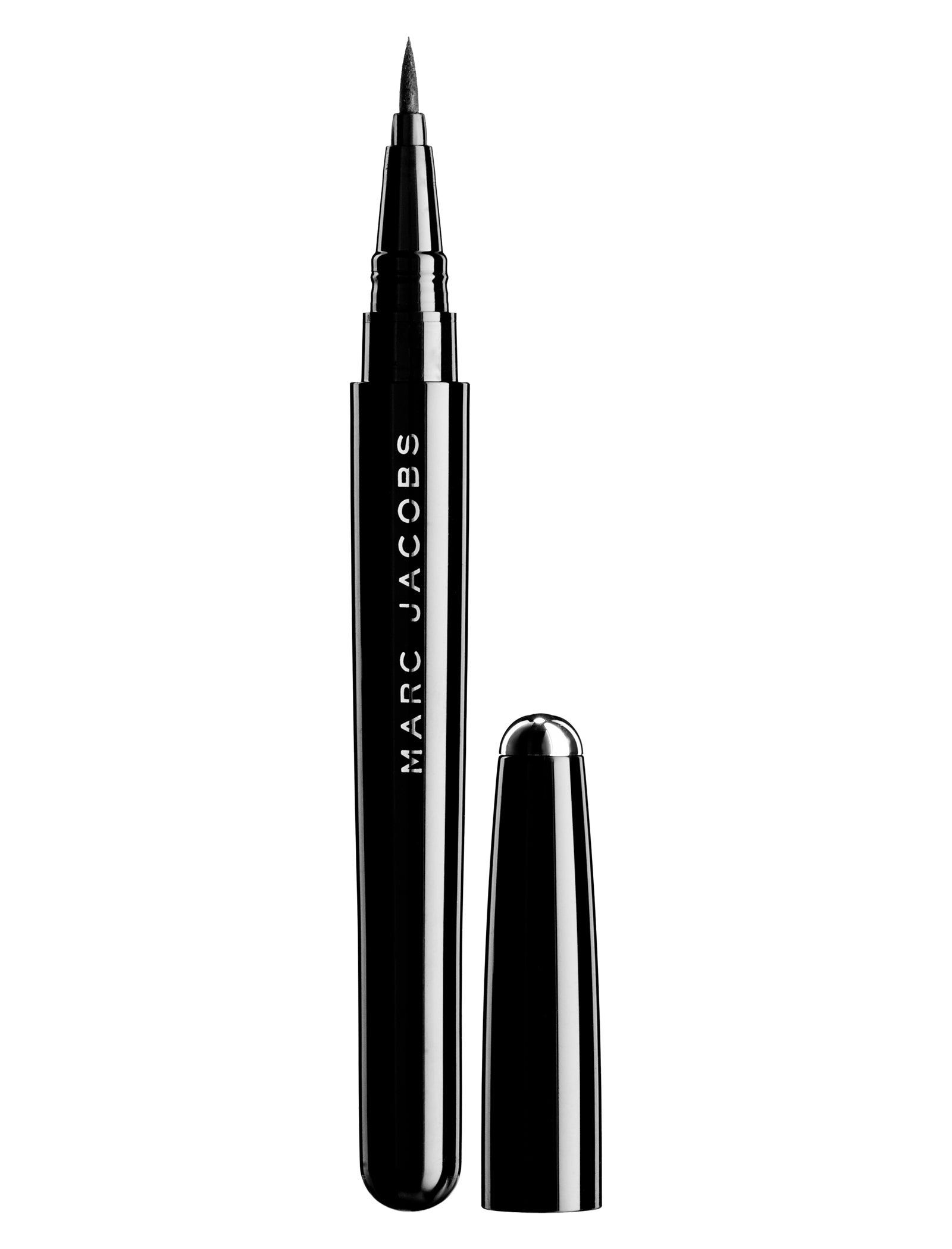 Eyeliner Magic Marc´er de Marc Jacbobs Beauty. Se inspira en las plumas de caligrafía para dibujar las líneas más finas o más espesas. Eyeliner líquido resistente al agua. (31€, Sephora)