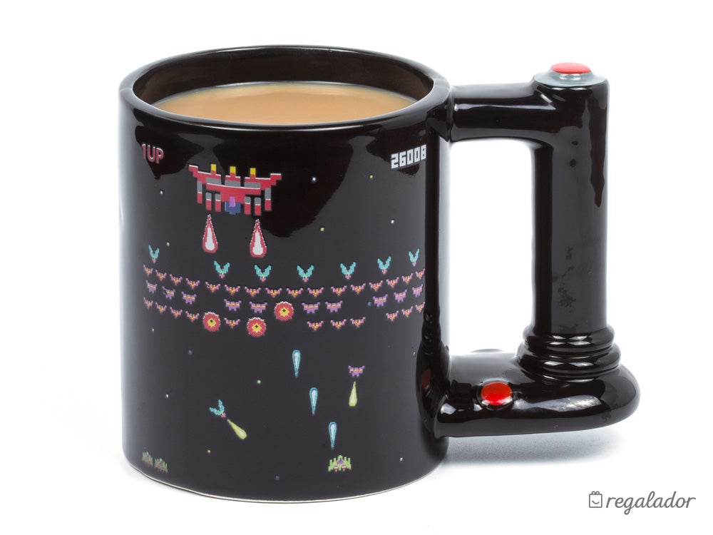 Y mientras planea cómo construir su microuniverso con el siguiente regalo, esta taza con diseño retro le hará meterse de lleno en el papel. 14,95€