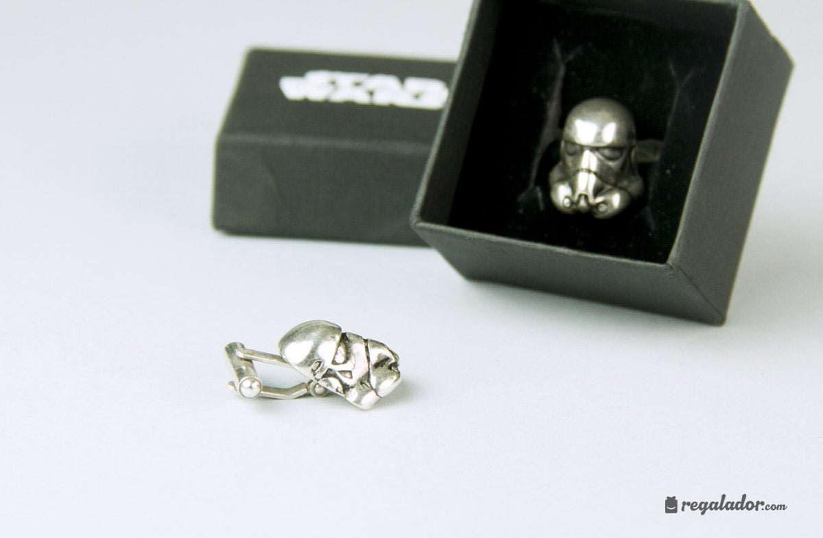 Y los más elegantes no olvidan su lado oscuro y lo sabes. ¿Qué mejor que poder presumir de estilo con estos gemelos? Exclusivo para los fans de Star Wars. 70€