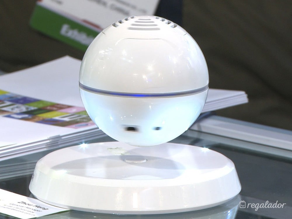 Si el Tocadiscos no te ha convencido, este altavoz para los más cercanos a la tecnología puede resultar un regalo muy divertido. 99,95€