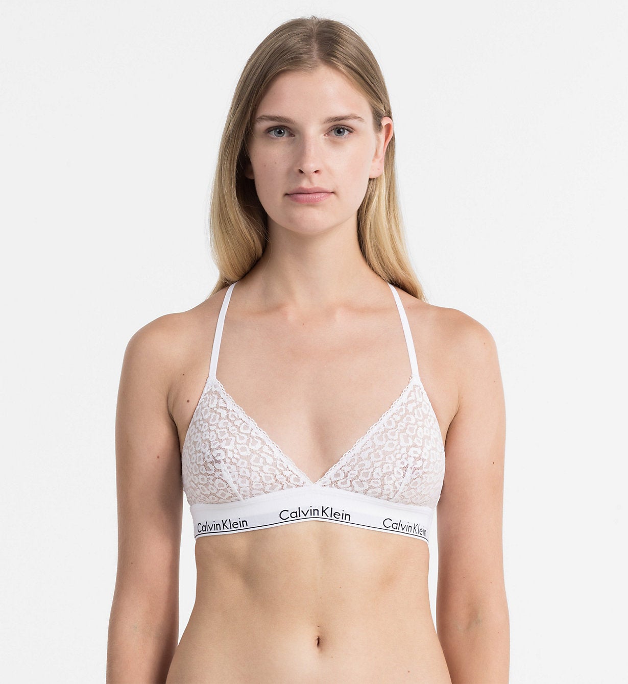 Sujetador sin aros con forma de triángulo y elástico de Calvin Klein. Precio: 36 euros.