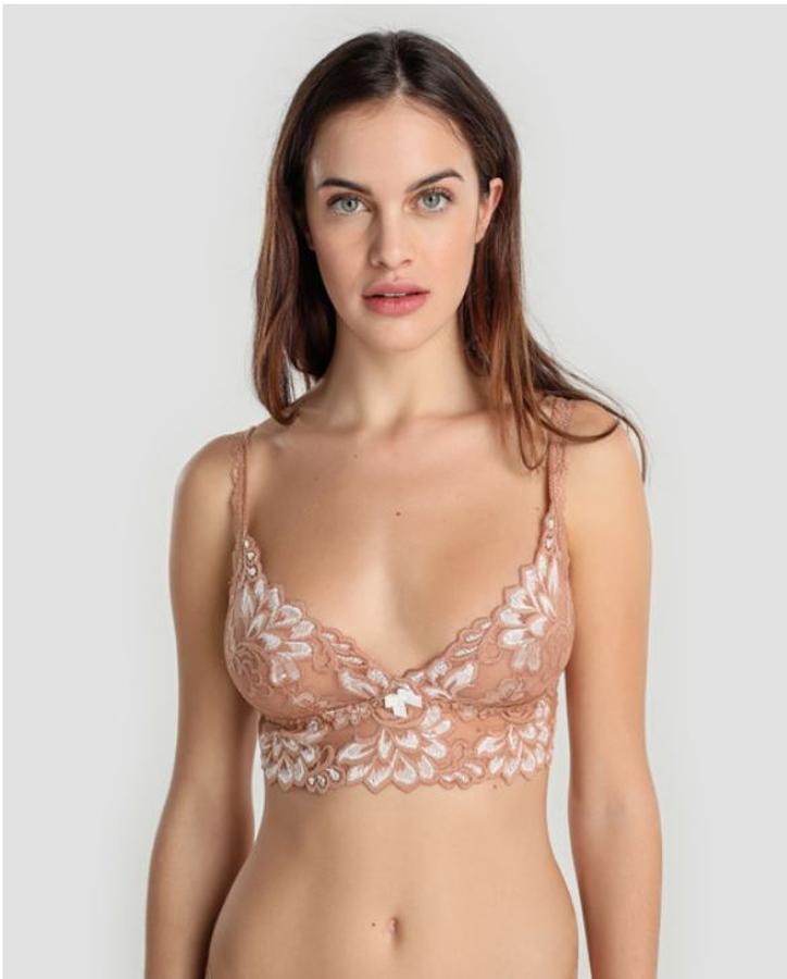 Bralette color caramelo con encaje floral y cierre de corchetes, de El Corte Inglés. Precio: 10.45 euros