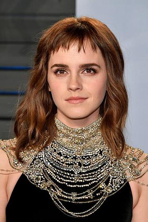 Emma Watson con flequillo baby bangs y melena midi.