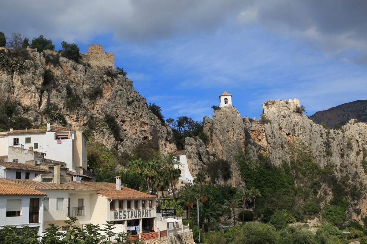 El Castell de Guadalest, Alicante: lo más característico del Castell de Guadalest son sus casas incrustadas en un gran peñasco de casi 600 metros de altura. ¡Es increíble!