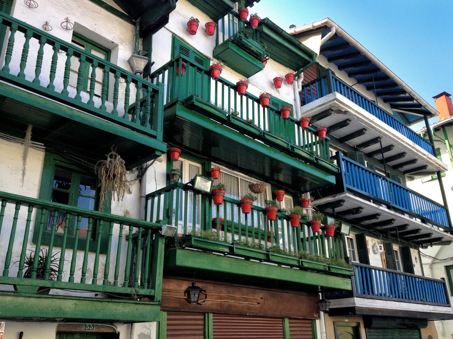 Hondarribia, País Vasco: mar y montaña se unen en esta localidad del País Vasco. Pasea por sus calles con encanto o sumergete en su mundo gastronómico.