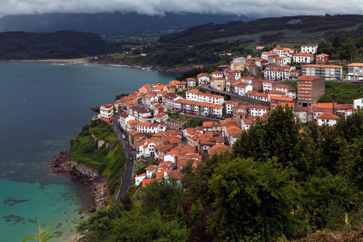 Lastres, Asturias: uno de los pueblos marineros más bonitos de España. Lastres no defrauda y puede ser la mejor opción para viajar en una escapada.
