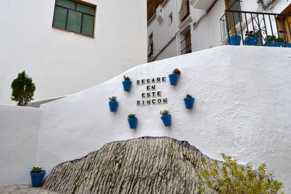 Setenil de las Bodegas, Cádiz: Municipio declarado Conjunto Histórico-Artístico. Las rocas fusionadas con las pequeñas casitas blancas son su principal atractivo.