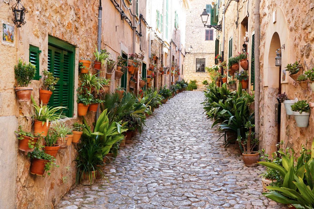 Valldemossa, Mallorca: una opción acertada si viajas a Mallorca en Semana Santa. Su casco antiguo es una preciosidad.