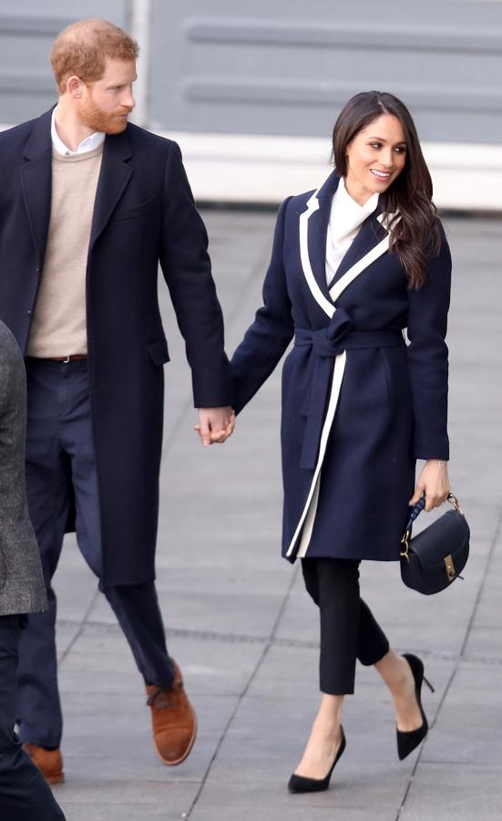 Otra vez Meghan Markle ha acertado con sus abrigos, su prenda fetiche. Estaba espectacular un un modelo bicolor azul marino y blanco de J. Crew