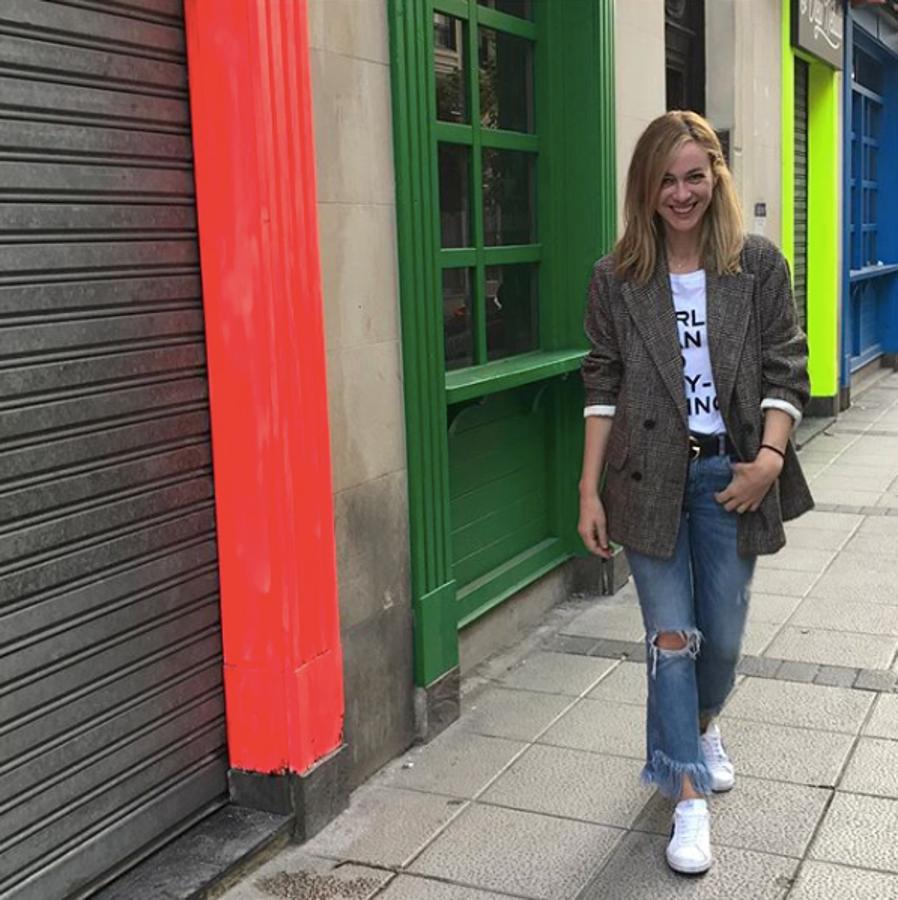 La actriz Marta Hazas combina una americana oscura con pitillos rotos y deportivas blancas. ¡Un acierto seguro!