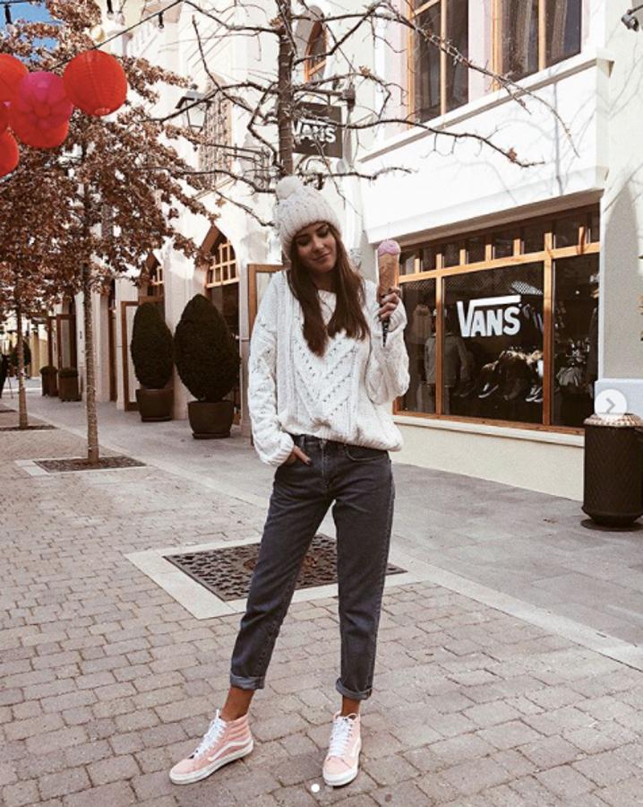 Una de nuestras influencers favoritas, Mery Turiel, con Vans altas de color rosa, mom fit y jersey anchito.