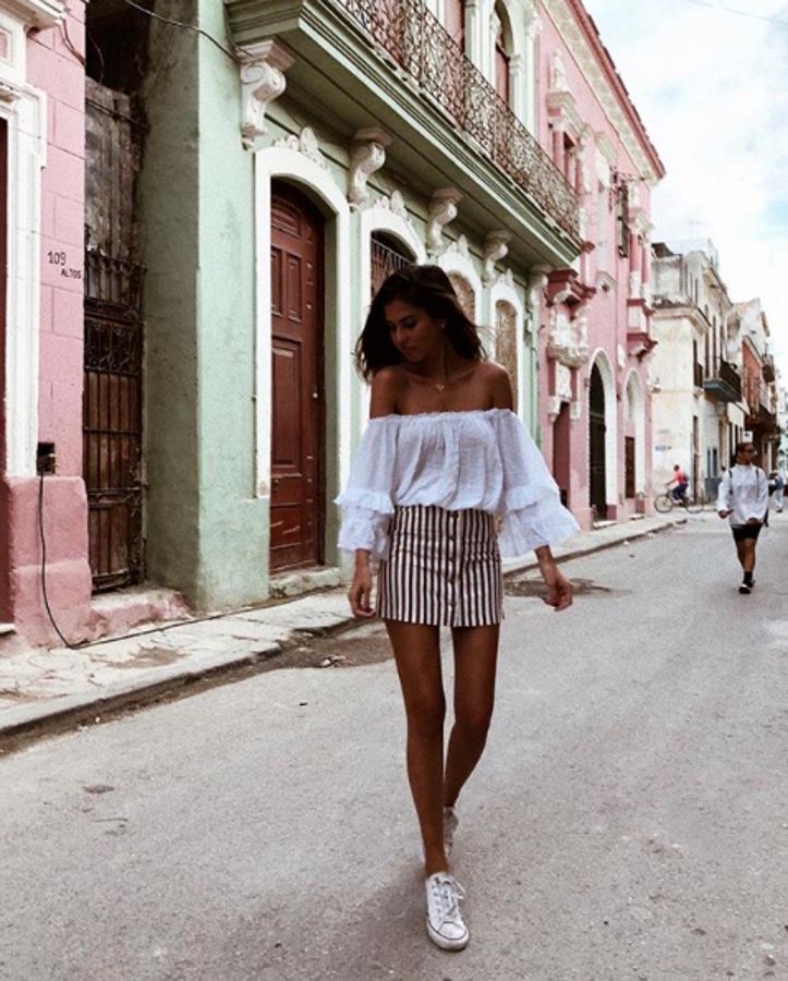 Las converse son un acierto seguro y nunca pasan de moda. Aquí vemos de nuevo a Mery Turiel combinándolas con una falda y una blusa en Cuba.