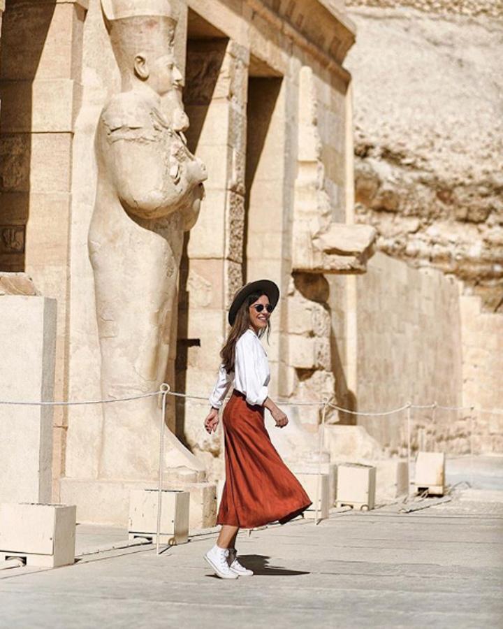 De nuevo Paula Ordovás, esta vez con Convers altas que combina con falda midi y blusa blanca. ¡Uno de nuestros looks preferidos!