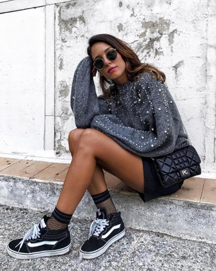 La sevillana Rocio Osorno combina sus vans negras y blancas, con calcetines negros de rejilla. ¡Otra manera de llevarlas!