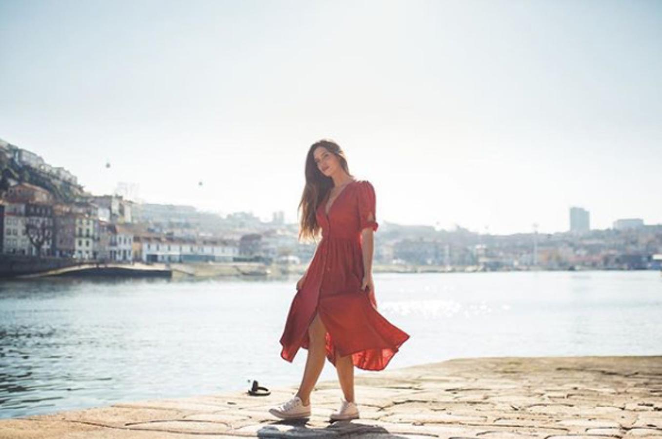 Sara Carbonero nunca falla y aquí podemos verla con unas Convers color blanco y un vestido informal para caminar por Oporto. ¡Nuestro look favorito!
