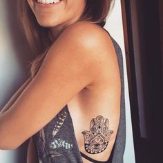 Inspírate con estos treinta tatuajes para hacerte en el costado. Dibujos, palabras, frases... ¡Cualquier cosa que signifique mucho para ti!