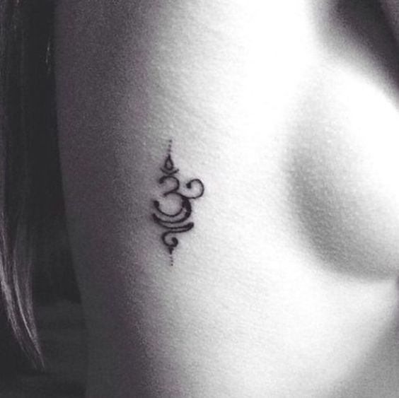 Inspírate con estos treinta tatuajes para hacerte en el costado. Dibujos, palabras, frases... ¡Cualquier cosa que signifique mucho para ti!