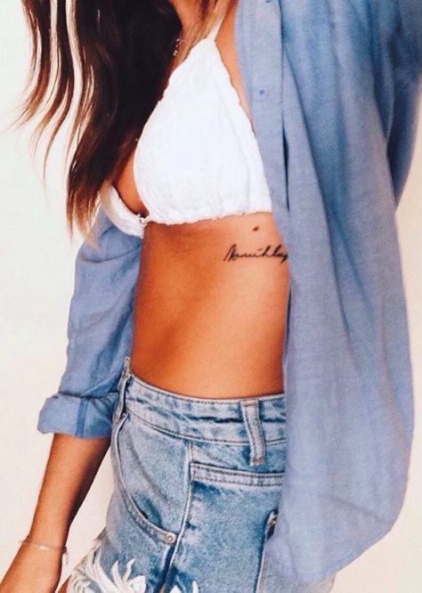 Inspírate con estos treinta tatuajes para hacerte en el costado. Dibujos, palabras, frases... ¡Cualquier cosa que signifique mucho para ti!