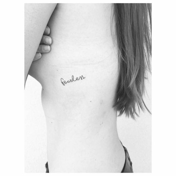 Inspírate con estos treinta tatuajes para hacerte en el costado. Dibujos, palabras, frases... ¡Cualquier cosa que signifique mucho para ti.