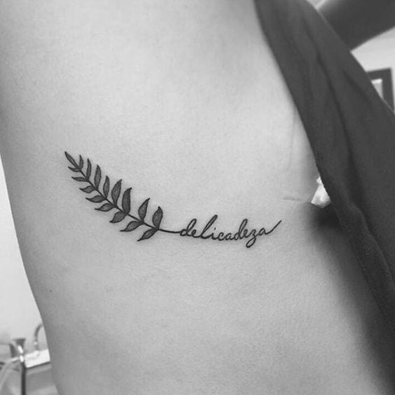 Inspírate con estos treinta tatuajes para hacerte en el costado. Dibujos, palabras, frases... ¡Cualquier cosa que signifique mucho para ti!