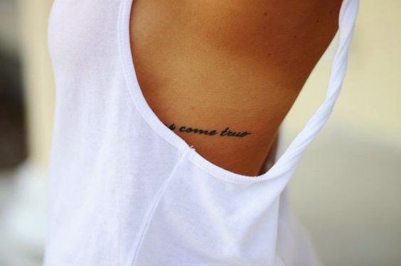 Inspírate con estos treinta tatuajes para hacerte en el costado. Dibujos, palabras, frases... ¡Cualquier cosa que signifique mucho para ti!