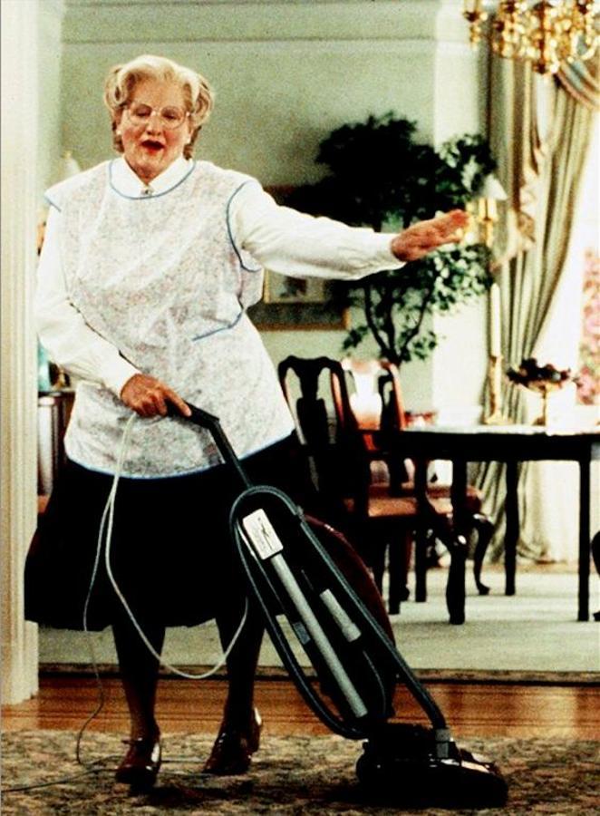 Daniel Hillard no es un padre corriente... Por estar cerca de sus hijos se hace pasar por asistenta y eso le convierte en uno de los mejores padres en la historia del cine.