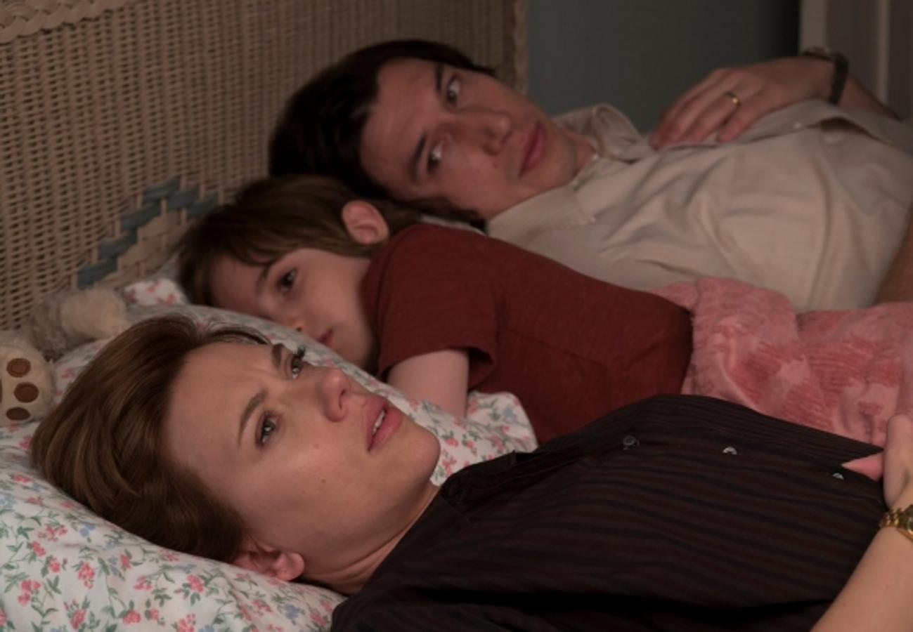 Charlie Barber muestra lo mejor y lo peor de sí mismo durante el doloroso proceso de divorcio de Nicole. Pero no hay duda de que el hijo de ambos, Henry, lo es todo para él.