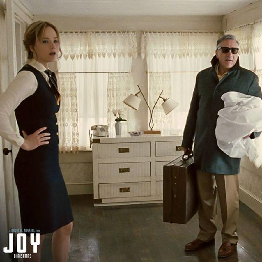 En 'Joy', Robert de Niro interpreta a un padre que no apoya en nada a su hija, Jennifer Lawrence. Su interpretación nos gusta, su filosofía paternal, no.