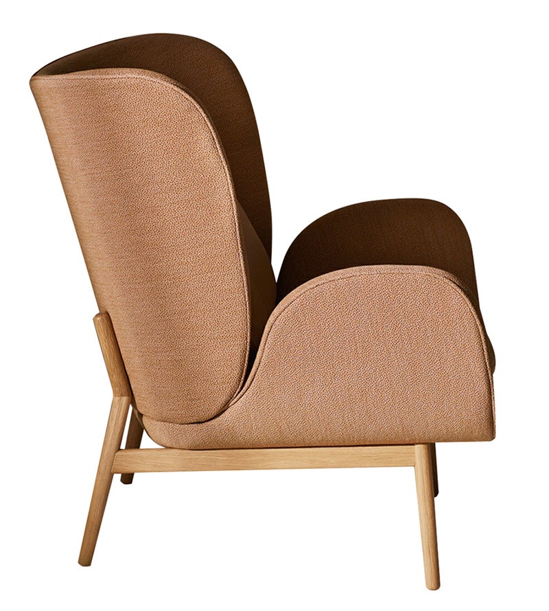 Norm Architects revisa la clásica butaca del siglo XVII y la compone inspirándose en pétalos de rosas.