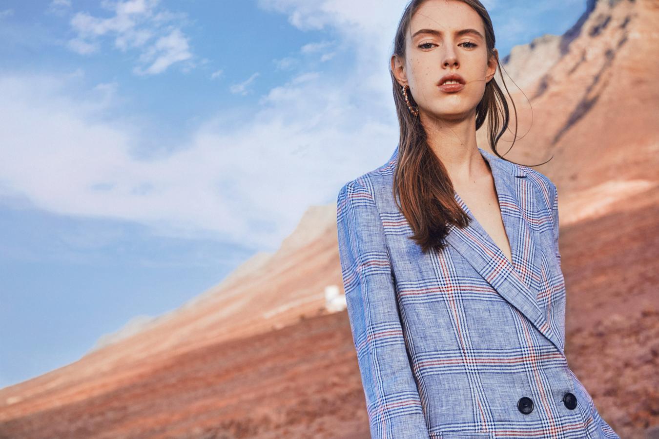 La presencia del lino en blazers oversize, pantalones y shorts muestran el cuidado diseño en toda la colección.