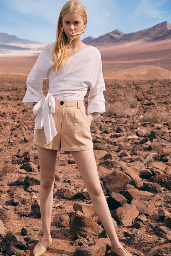 El lino, uno de los tejidos por excelencia del verano, se apodera de blazers y bermudas de la nueva colección de Lefties