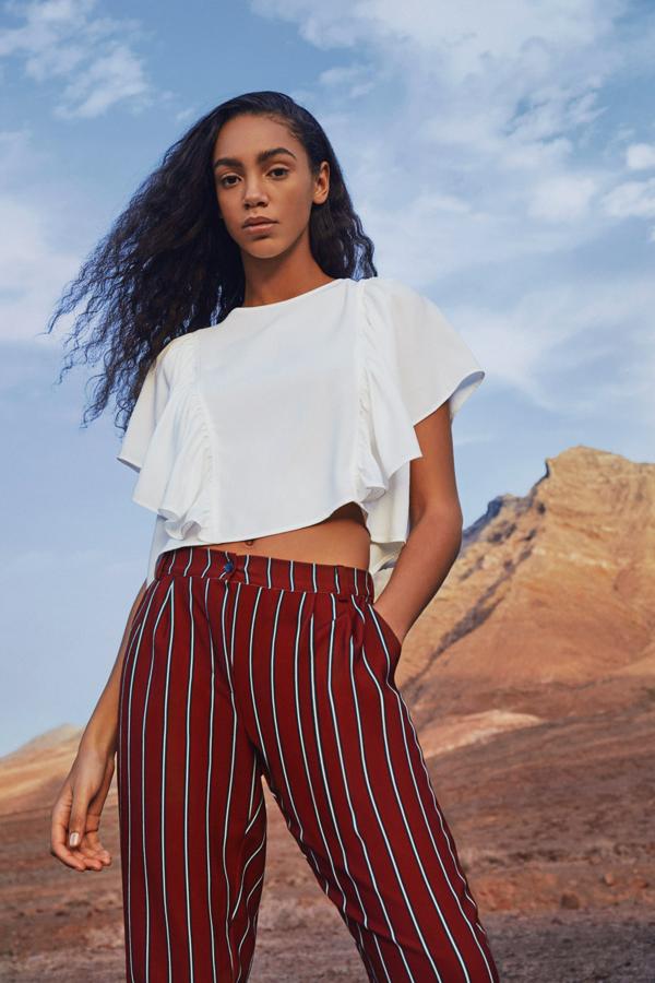 Las prendas de cuadros combinan se complementan con básicos de algodón.