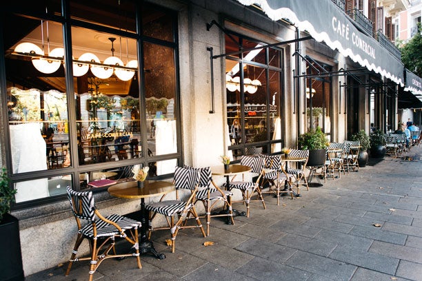 El mítico Café Comercial situado en el barrio de Bilbao, en Madrid, ofrece como cada año esta pequeña terracita con mucho encanto.