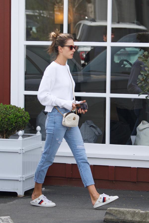Alessandra Ambrosio nos inspira con este sencillo, pero ideal, look 'efforless chic' que hemos conseguido copiar en versión barata en Zara, Mango, Lefties y Stradivarius.