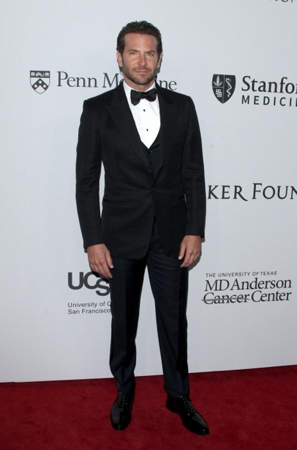 Ha convertido en mamá a Irina Shayk, el ángel de Victoria's Secret más despampanante. Su hija Lea aún no tiene dos años, pero ya vuelve loco a su guapísimo papá. Cooper (44 años) va ganando enteros año tras año: hasta Jennifer Lawrence ha confesado que besa mejor que Liam Hemsworth.