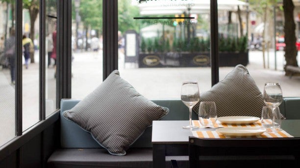 La terraza El Passatge del Hotel Mumuri tiene un aire chic y contemporáneo. Disfruta de su cocina indiscutiblemente mediterránea.