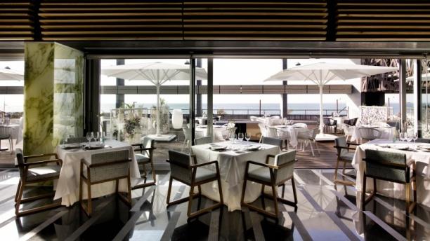 Especia es un parador de Cádiz, su restaurante tiene una amplia terraza con vistas al mar.