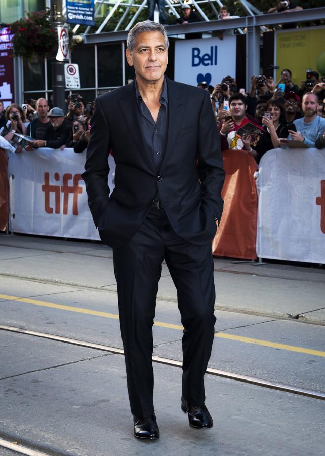 Si no fuera tan tan tan gentleman, nuestro Cary Grant contemporáneo y su esposa, la abogada especializada en derechos humanos Amal Clooney, darían bastante perezón. Son el epítome de la perfección: hasta han tenido gemelos y son, cómo no, niño (Alexander) y niña (Ella). Sin embargo, Clooney (57 años) disuelve nuestra insana envidia con un sentido del humor cinco estrellas.