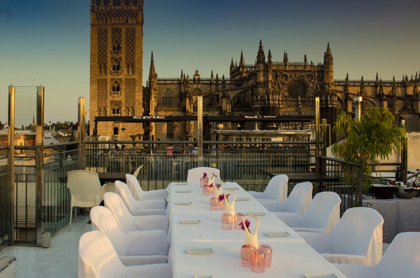 El Hotel Eme de Sevilla es una buena opción para celebrar esas cenas de grupo que tanto deseperan, hay espacio para todos.