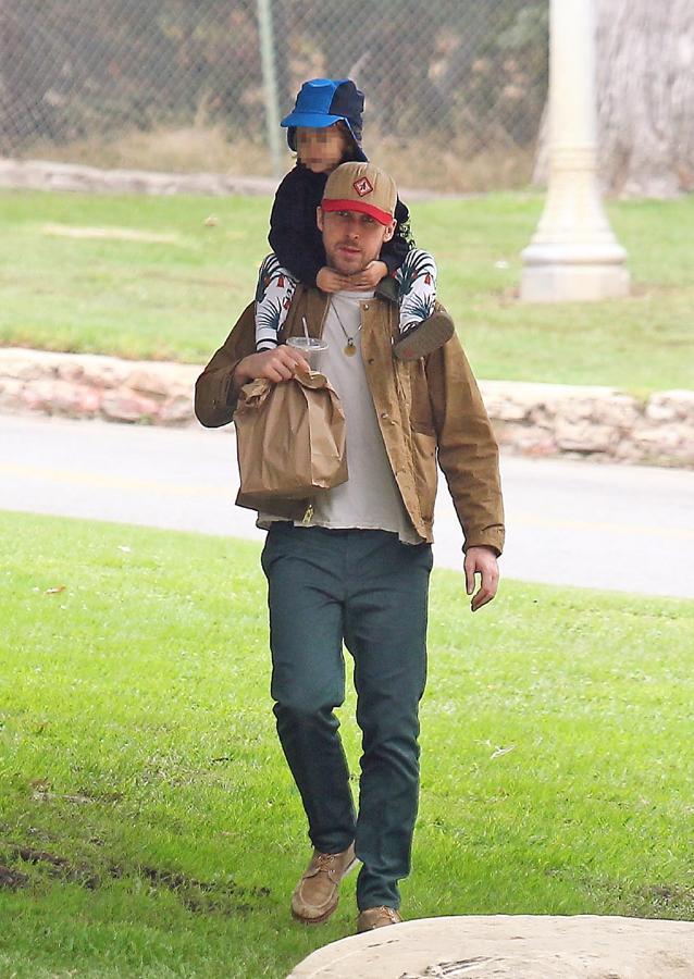 Fue de los primeros actores en declararse feminista, confesión que le convirtió en el rubio favorito de la audiencia femenina antes incluso de arrasar con 'Drive' y, sobre todo, 'La La Land'. Gosling (38 años) tiene una niña de 4 años, Esmeralda, y otra de 3 año, Amada, con la también actriz Eva Mendes. No están casados y apenas aparecen juntos en público: ella explica que prefiere estar en casa con Ryan que en la alfombra roja. Total.