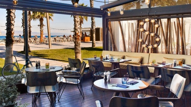 La terraza Salt del hotel W de la Barcelona es el rincón perfecto para relajarse después de un día de playa.