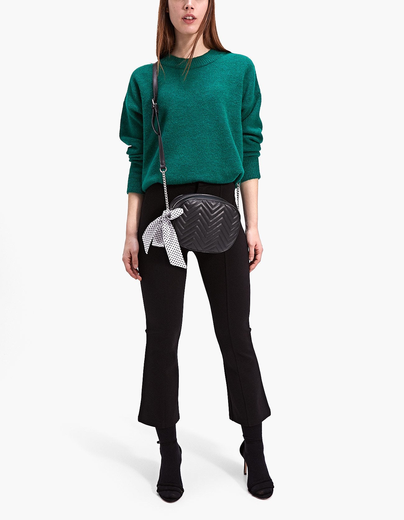 La versión en negro 'clonada' por Stradivarius e inspirado en el bolso de Gucci de Alessandra Ambrossio (12.99 euros).