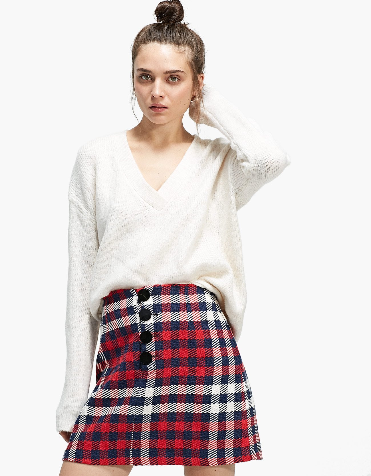 Jersey blanco amplio con escote de pico de Stradivarius (15.99 euros).