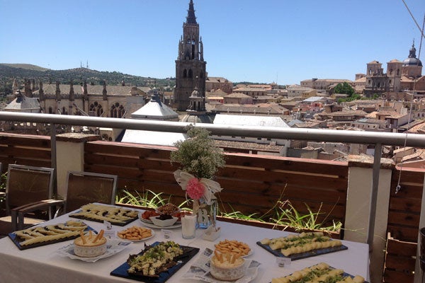 Disfruta de una buena comilona en la terraza del Hotel Carlos V, en Toledo. Las vistas a la catedral de Toledo son fantásticas.